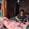 Một quầy thịt lợn trên phố Bạch Đằng (Hà Nội). (Ảnh minh họa: Hoàng Hiếu/TTXVN)