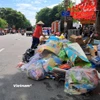 Hoạt động phân loại, xử lý rác tại nhiều địa phương vẫn tồn tại không ít khó khăn, bất cập. (Ảnh: Hùng Võ/Vietnam+)