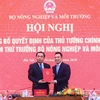 Bộ trưởng Bộ Nông nghiệp và Môi trường Trần Đức Thắng trao quyết định bổ nhiệm Thứ trưởng Bộ Nông nghiệp và Môi trường cho ông Đặng Ngọc Điệp.