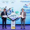Ông Alwin Low, Tổng Giám đốc khu vực phía Bắc của CapitaLand Development (Việt Nam) và ông Đỗ Duy Vị, đồng Giám đốc điều hành của Tổ chức Trẻ em Rồng Xanh chính thức khởi động chiến dịch mùa 3. (Ảnh: PV/Vietnam+)