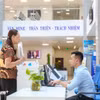 Hỗ trợ giải quyết thủ tục hành chính cho người dân. (Ảnh: PV/Vietnam+)