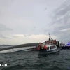 Lực lượng chức năng tiếp cận tàu đắm tiến hành cứu hộ, cứu nạn. (Ảnh: Thanh Vân/TTXVN)