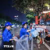 Người dân tham gia tổng vệ sinh môi trường ở khu dân cư. (Ảnh: Vũ Sinh/TTXVN)
