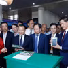 Bộ trưởng Bộ Nông nghiệp và Môi trường Đỗ Đức Duy, Bí thư Tỉnh ủy Bắc Ninh Nguyễn Anh Tuấn, Chủ tịch Ủy ban Nhân dân tỉnh Bắc Ninh Vương Quốc Tuấn tìm hiểu các thiết bị quan trắc tự động.