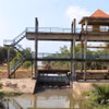 Cống Kênh 4 ven biển trên địa bàn ấp Giồng Kè, xã Bình Giang, huyện Hòn Đất, đang đóng kín ngăn mặn xâm nhập. (Ảnh: Lê Huy Hải/TTXVN)