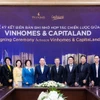 Lễ ký kết Biên bản ghi nhớ có sự hiện diện của ông Jonathan Yap - Tổng Giám đốc CLD (giữa), ông Phạm Nhật Vượng - Chủ tịch Tập đoàn Vingroup (thứ năm từ trái sang), cùng các lãnh đạo hai bên.