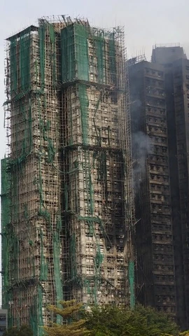 Hiện trường vụ cháy quần thể chung cư ở quận Tai Po, Hong Kong (Trung Quốc) (Ảnh: THX/TTXVN)