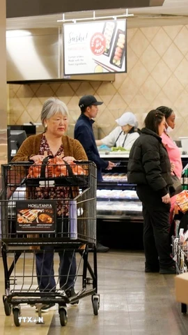 Người dân mua sắm tại siêu thị ở Millbrae, Mỹ. (Ảnh: THX/TTXVN)