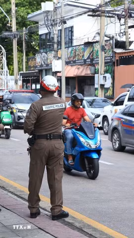 Cảnh sát làm nhiệm vụ trên đường phố ở Bangkok, Thái Lan. (Ảnh minh họa: THX/TTXVN)