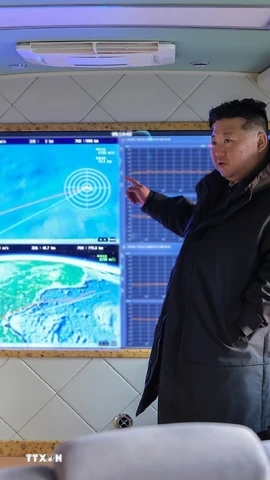 Nhà lãnh đạo Triều Tiên Kim Jong Un giám sát cuộc tập trận phóng tên lửa siêu vượt âm tại Bình Nhưỡng ngày 4/1/2026. (Ảnh: Yonhap/TTXVN)