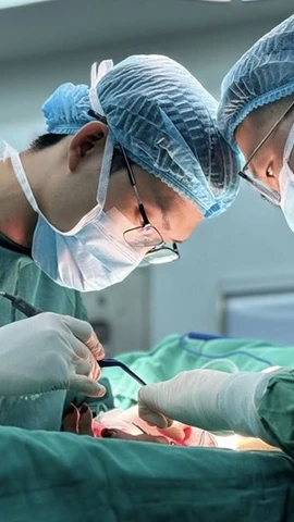 Các bác sỹ tiến hành vi phẫu khẩn cấp cho bệnh nhân.