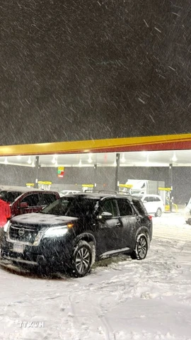 Tuyết phủ kín một trạm xăng tại bang Louisiana, trong đợt bão tuyết đầu tiên của mùa Đông. (Ảnh: Ngọc Quang/TTXVN)