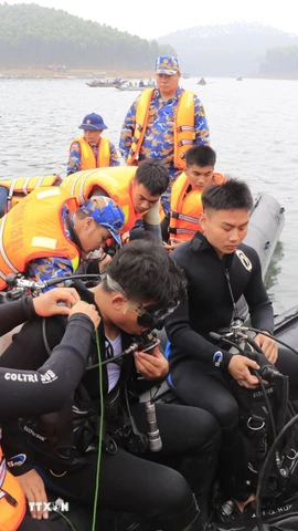 Đến hơn 7 giờ ngày 22/2, Lữ đoàn Đặc công Hải quân 126 đã tìm thấy nạn nhân đầu tiên. (Ảnh: Đinh Thùy/TTXVN)