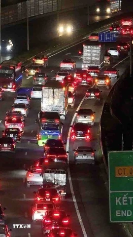 Dòng phương tiện ùn ùn trở lại Thủ đô. (Ảnh: Phạm Kiên/TTXVN)