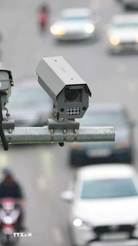 Hệ thống camera giám sát lắp đặt trên khắp tuyến phố góp phần điều tiết, đảm bảo an toàn giao thông. (Ảnh: Thanh Tùng/TTXVN)