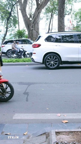 Lực lượng Cảnh sát giao thông kiểm tra nồng độ cồn. (Ảnh: Phạm Kiên/TTXVN)