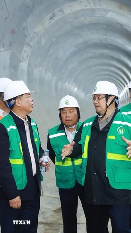 Thủ tướng Phạm Minh Chính kiểm tra công trường dự án, đoạn đường hầm ga S11 Văn Miếu. (Ảnh: Dương Giang/TTXVN)