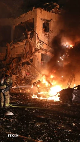 Tòa nhà tại Tel Aviv, Israel trúng tên lửa đạn đạo của Iran ngày 1/3/2026. (Ảnh: THX/TTXVN)