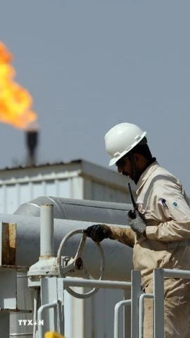 Nhân viên làm việc tại một nhà máy lọc dầu ở tỉnh Wasit, Iraq. (Ảnh: THX/TTXVN)