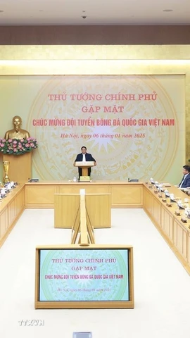 Thủ tướng Phạm Minh Chính chúc mừng Đội tuyển bóng đá nam quốc gia Việt Nam. (Ảnh: Dương Giang/TTXVN)