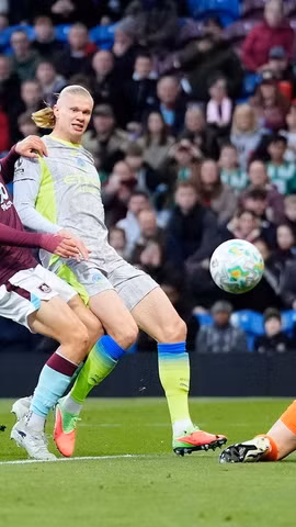 Erling Haaland tỏa sáng giúp Man City vươn lên đầu bảng xếp hạng Premier League. (Nguồn: PA)