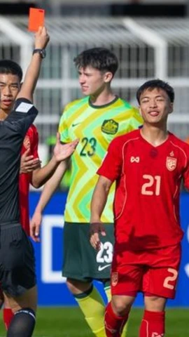 Phon Ek Maneekorn lĩnh thẻ đỏ, khiến U23 Thái Lan thua ngược ngày ra quân. (Nguồn: AFC)