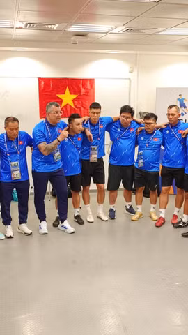 HLV Cristiano Roland động viên các cầu thủ U17 Việt Nam sau trận đấu. (Nguồn: VFF)