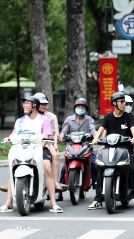 Lực lượng Cảnh sát Giao thông tổ chức điều tiết, phân luồng giao thông. (Ảnh: Phạm Kiên/TTXVN)