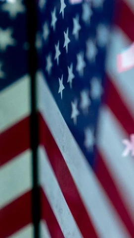 Biểu tượng TikTok trên nền quốc kỳ Mỹ. (Ảnh: AFP/TTXVN)