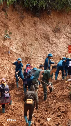Các lực lượng gồm bộ đội, dân quân tự vệ giúp xã Mù Cang Chải khắc phục các tuyến đường sạt lở. (Ảnh: Tuấn Anh/TTXVN)