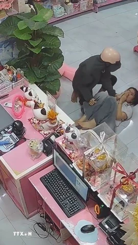 2 đối tượng dùng dao khống chế nhân viên cửa hàng quà tặng cướp tài sản. (Ảnh: TTXVN phát)