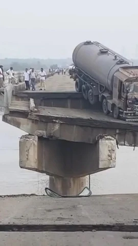 Hiện trường vụ sập cầu. (Nguồn: ndtv)