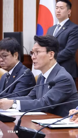 Thủ tướng Hàn Quốc Kim Min Seok (thứ 2, phải) chủ trì cuộc họp khẩn cấp của các bộ trưởng kinh tế tại Seoul ngày 13/5/2026. (Ảnh: Yonhap/TTXVN)
