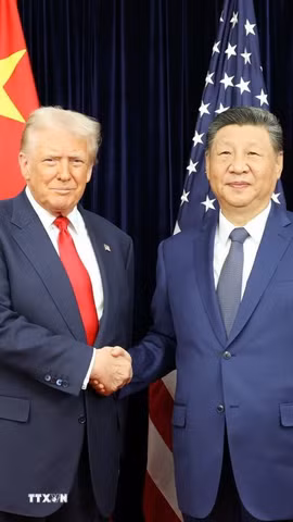 Chủ tịch Trung Quốc Tập Cận Bình (phải) và Tổng thống Mỹ Donald Trump trong cuộc gặp tại Busan, Hàn Quốc ngày 30/10/2025. (Ảnh: THX/TTXVN)