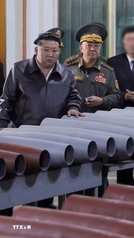 Nhà lãnh đạo Triều Tiên Kim Jong Un thị sát một số cơ sở công nghiệp quốc phòng sản xuất vũ khí. (Ảnh: KCNA/TTXVN)