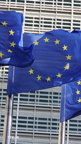 Cờ Liên minh châu Âu tại Brussels, Bỉ. (Ảnh: THX/TTXVN)