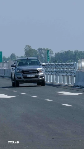 Phương tiện lưu thông trên cao tốc Cần Thơ - Cà Mau. (Ảnh: Thanh Liêm/TTXVN)