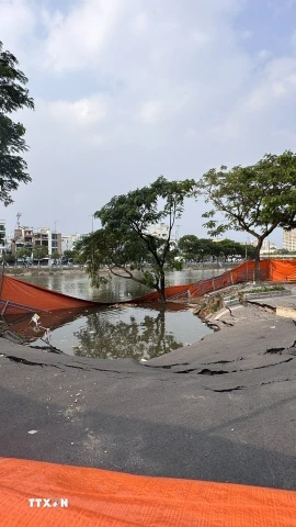 Lực lượng chức năng rào chắn, cắt cử lực lượng bảo vệ, điều tiết giao thông qua khu vực này. (Ảnh: Thanh Vũ/TTXVN)