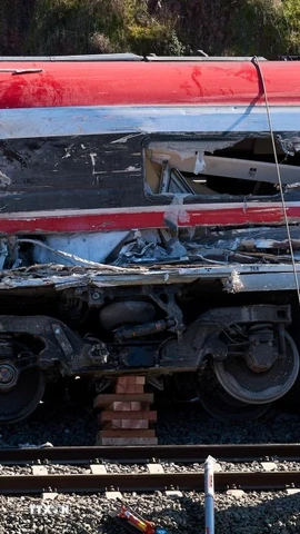 Lực lượng cứu hộ khắc phục hậu quả vụ tai nạn tàu cao tốc ở Cordoba, Tây Ban Nha ngày 20/1/2026. (Ảnh: THX/TTXVN)