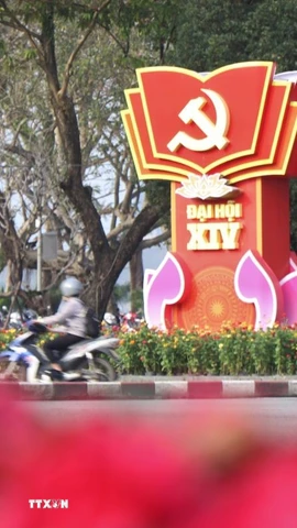 Các biểu ngữ, trang trí chào mừng Đại hội XIV của Đảng tại các khu vực công viên trung tâm thành phố Huế. (Ảnh: Văn Dũng/TTXVN)