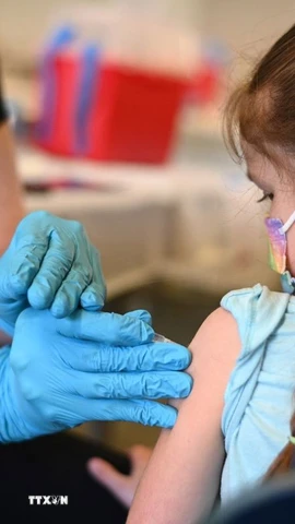 Tiêm vaccine ngừa COVID-19 tại Los Angeles, Mỹ. (Ảnh: AFP/TTXVN)