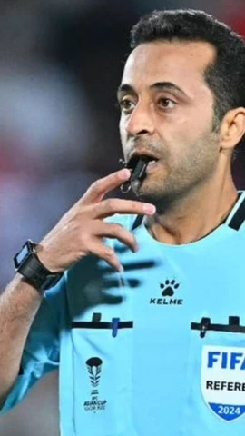 Trọng tài Mooud Bonyadifard bắt chính trận U22 Việt Nam-U22 Thái Lan.