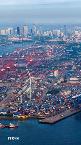 Quang cảnh cảng hàng hóa tại Thiên Tân, Trung Quốc. (Nguồn: THX/TTXVN)