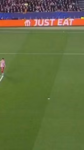 Tình huống gây tranh cãi ở trận Barcelona thua Atletico tại Nou Camp.