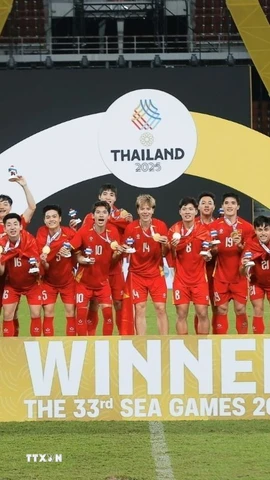 Các cầu thủ U22 Việt Nam nhận HCV bóng đá nam tại SEA Games 33. (Ảnh: Minh Quyết/TTXVN)