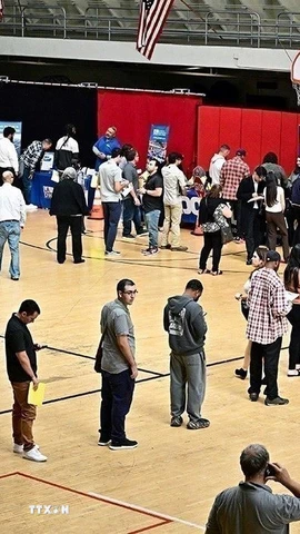 Người lao động tìm việc tại hội chợ việc làm ở Los Angeles, Mỹ.( Ảnh: Getty Images/TTXVN)