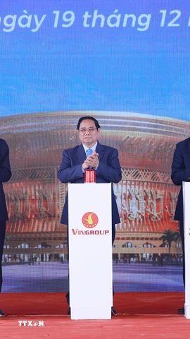 Thủ tướng Phạm Minh Chính và các đại biểu bấm nút khởi công, khánh thành, thông xe kỹ thuật các công trình, dự án. (Ảnh: Dương Giang/TTXVN)