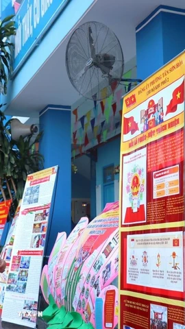 Người dân trải nghiệm tuyên truyền bầu cử thông minh tại phường Tân Sơn Hòa. (Ảnh: Thanh Vũ/TTXVN)