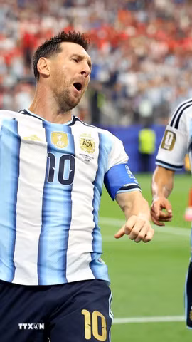 Messi đưa Argentina vào vòng đấu loại trực tiếp. (Ảnh: AFP/TTXVN)