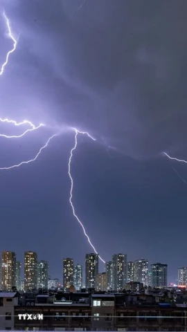 Trong mưa dông có khả năng xảy ra lốc, sét, mưa đá và gió giật mạnh. (Ảnh: Phạm Tuấn Anh/TTXVN)